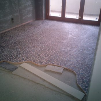Pavimentazione cucina con mosaico in ciotoli