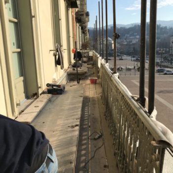 Rimozione vecchie lastre di pietra dei balconi al piano nobile in Torino - Piazza Vittorio Veneto